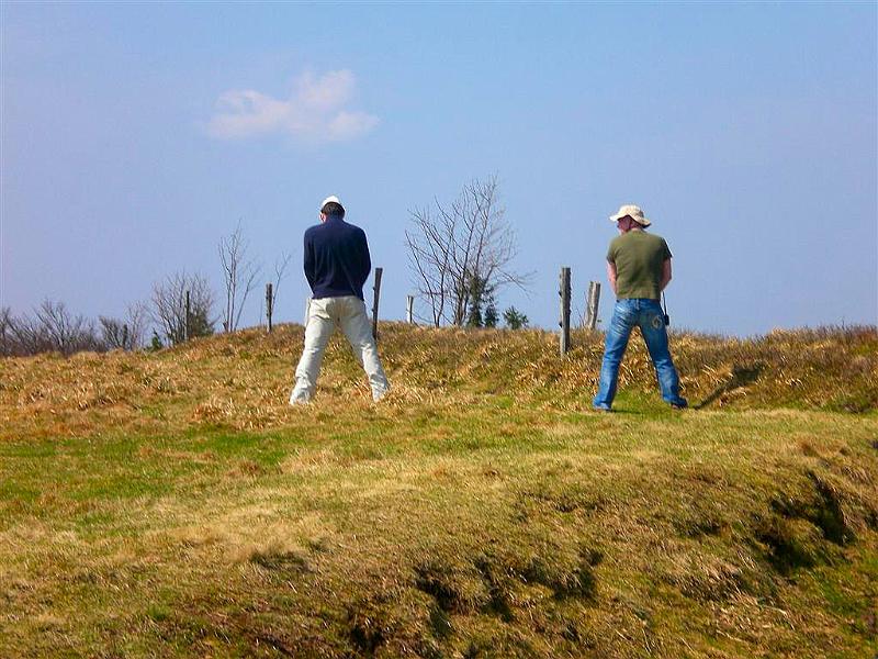 CIMG3807.JPG - Een afvaardiging van de club van Ger Hommes (de "Manke Homo's" zoals ze zichzelf noemen) is even de startplek aan het afbakenen...