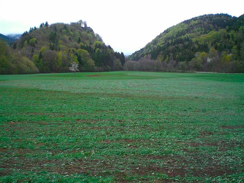 CIMG3857.JPG - op de linkerbult staat de ruïne van slot "Schlossberg"